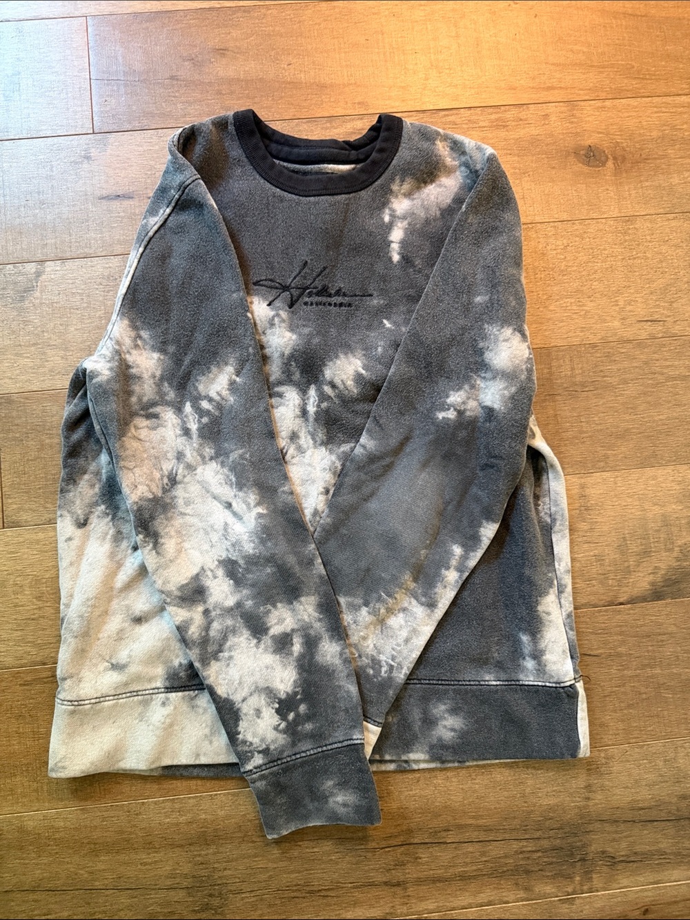 🎉Hollister Charcoal and Cream Tie-Dye Crewneck Sweatshirt